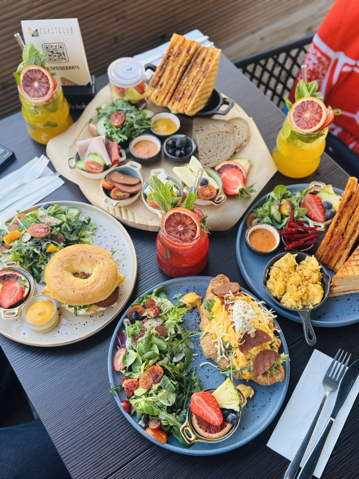 Frühstückstisch im Toastclub Wiesbaden mit Toasts, Croissants und Kaffee